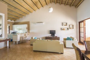 Bungalow Confort, 2 chambres, accessible aux personnes à mobilité réduite, rez-de-chaussée | Coin séjour | Télévision à écran plat