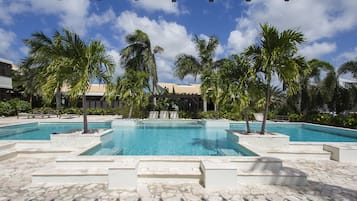 Piscine extérieure, chaises longues