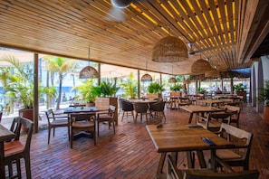 5 restaurants, spécialités Cuisine locale et internationale