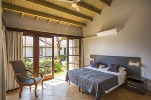 2 chambres, coffres-forts dans les chambres, décoration personnalisée