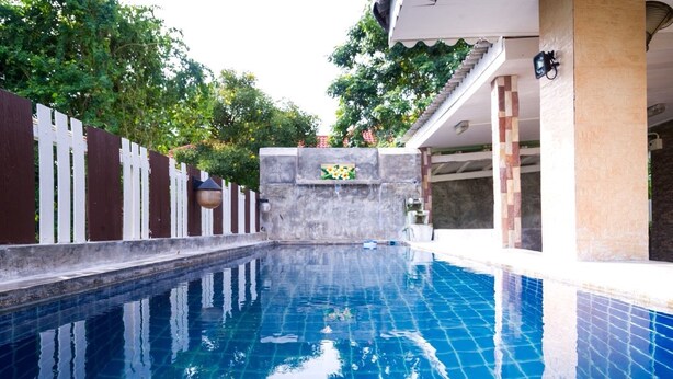Una piscina al aire libre