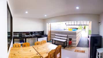 Full-sized fridge, microwave, stovetop, electric kettle
