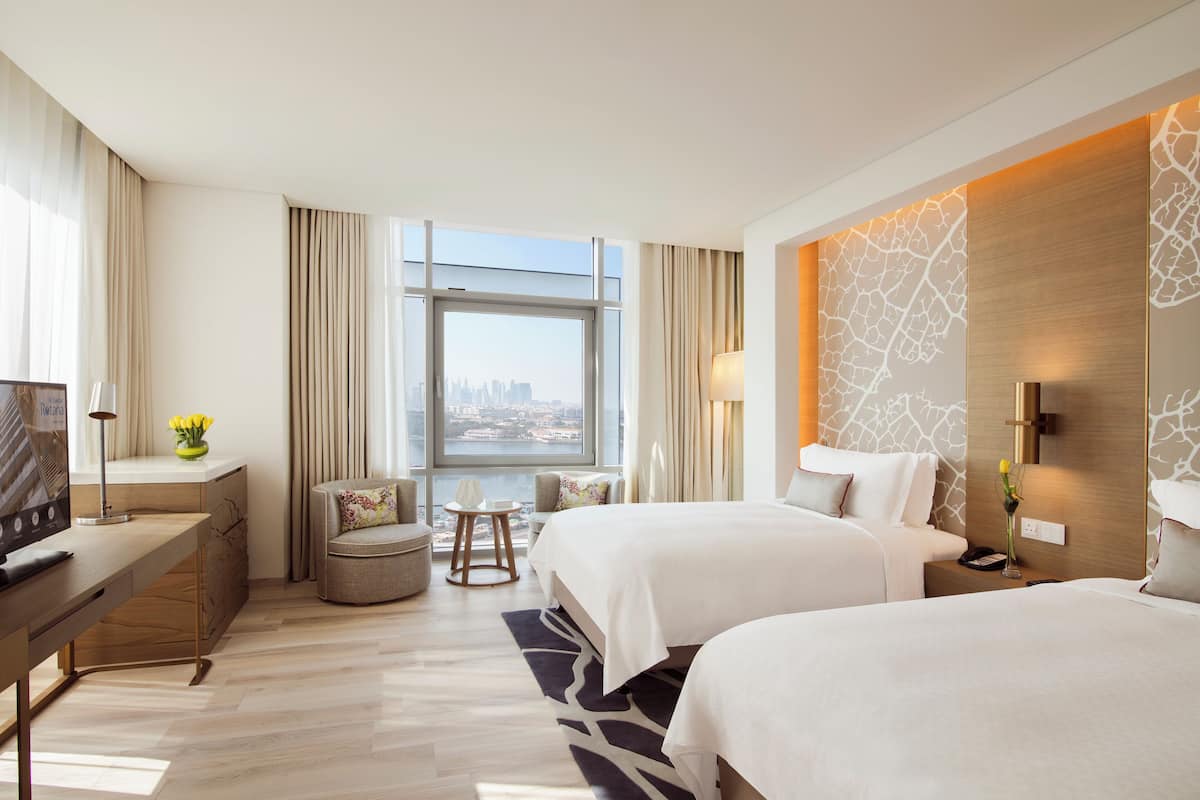Ropa de cama de alta calidad, colchones con pillow-top y minibar