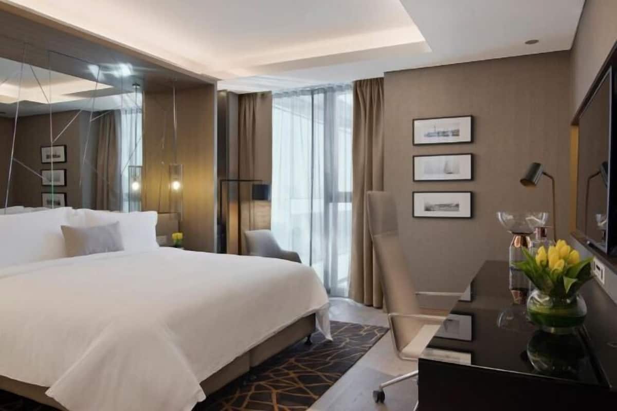 Ropa de cama de alta calidad, colchones con pillow-top y minibar