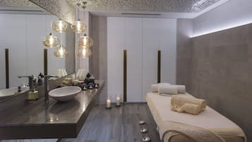 Een sauna, een stoombad, aromatherapie, hotstone-massages