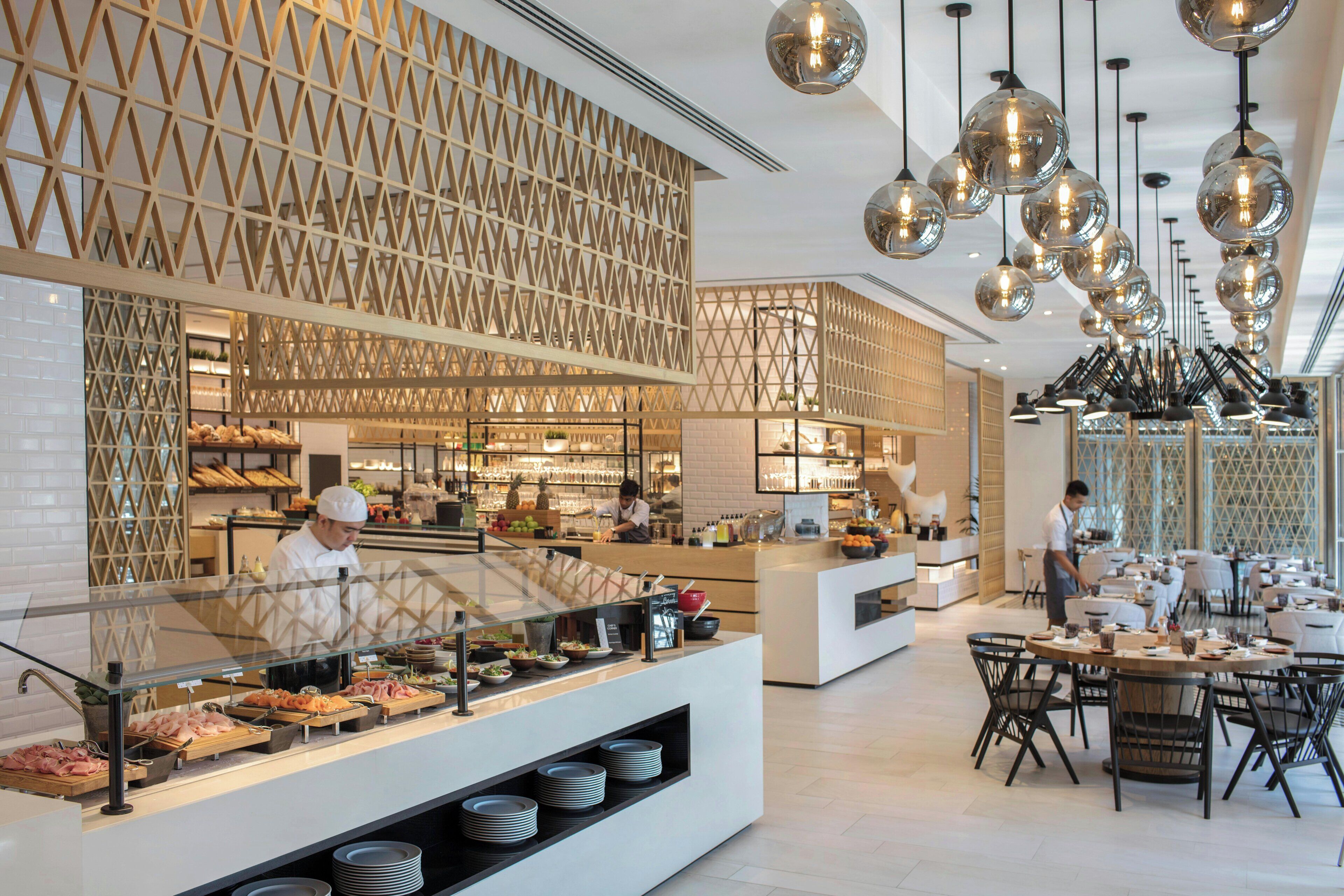 2 restaurantes; se sirven desayunos, comidas, cenas y brunch