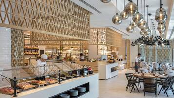 2 restaurantes; se sirven desayunos, comidas, cenas y brunch