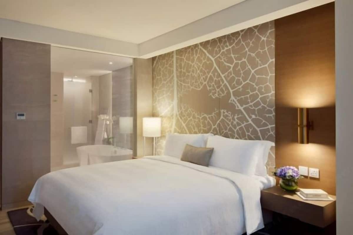 Ropa de cama de alta calidad, colchones con pillow-top y minibar