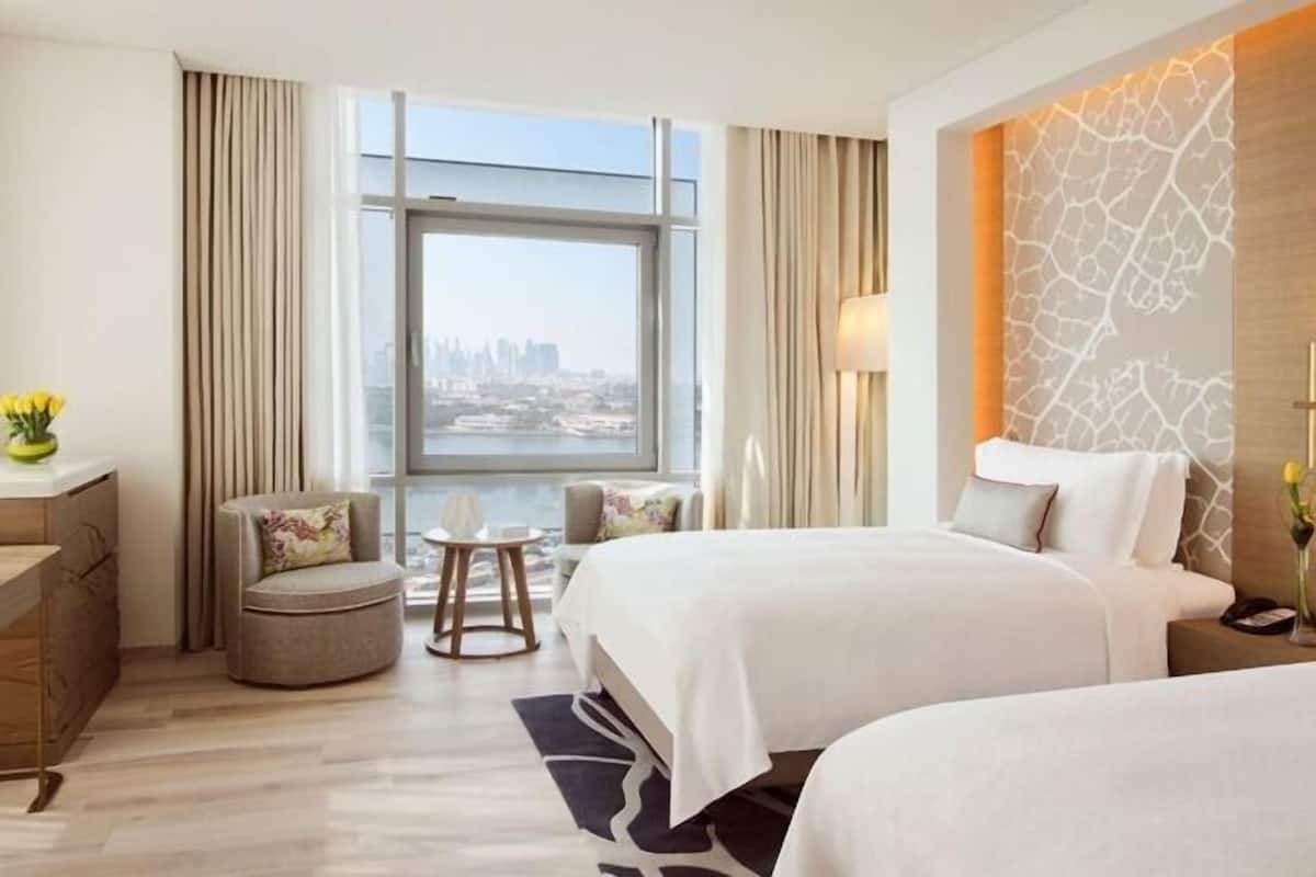 Ropa de cama de alta calidad, colchones con pillow-top y minibar