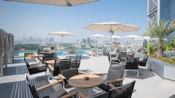 Serves lunch, dinner and happy hour