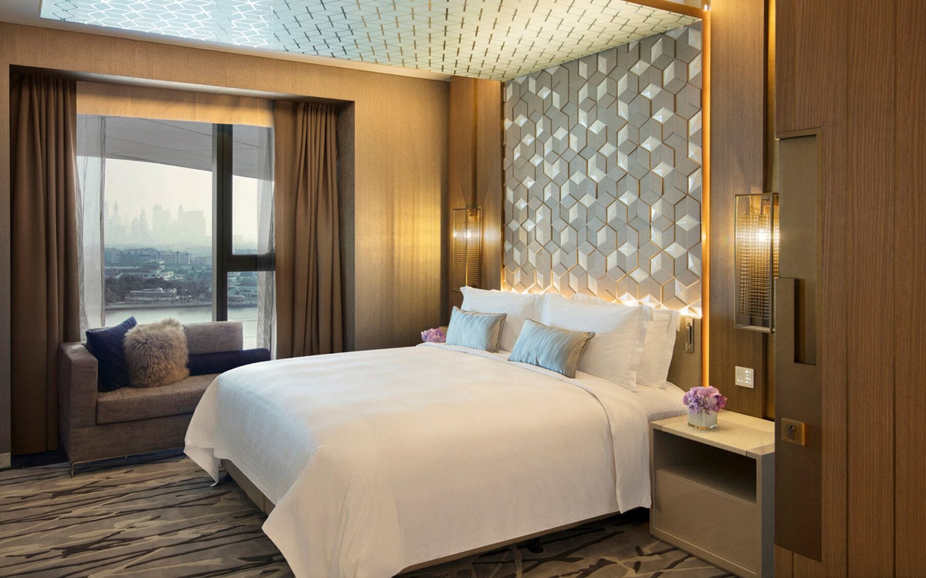 Peralatan tempat tidur premium, bar mini, peti besi dalam bilik 