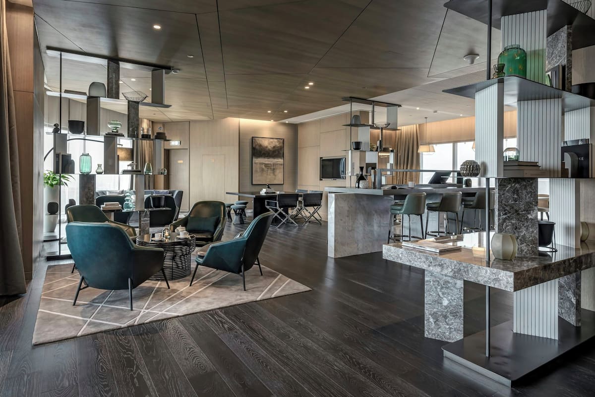 Un interior moderno con comedor, cocina y zona de bar.