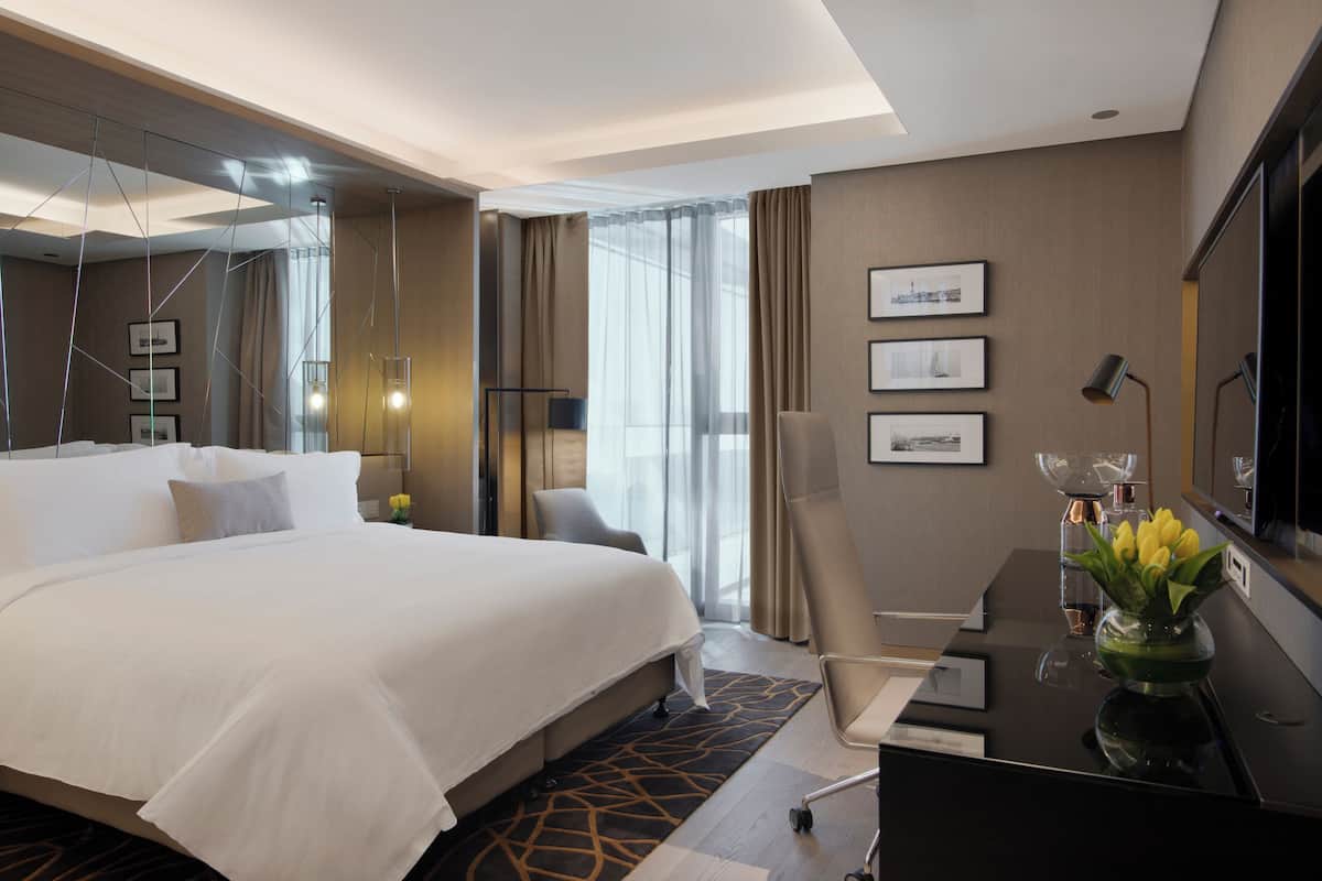 Ropa de cama de alta calidad, colchones con pillow-top y minibar