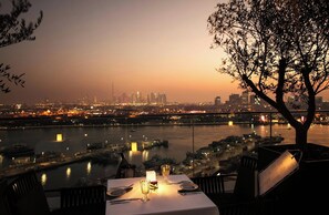 2 restaurants; breakfast, lunch, dinner and brunch served  - Al Bandar Rotana – Dubai Creek (Dubai)