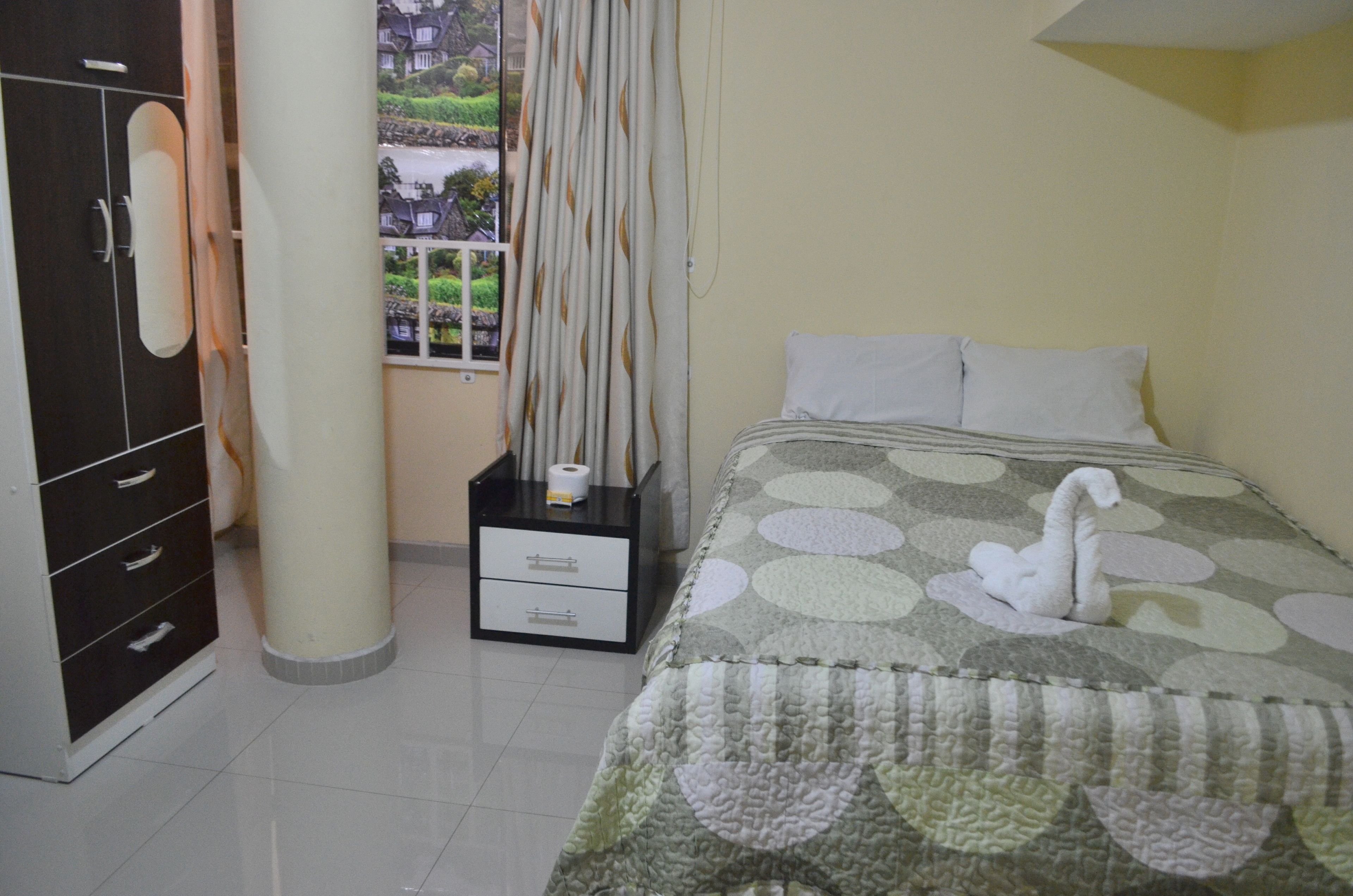 Cubrecamas, caja de seguridad en la habitación y escritorio 