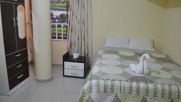 Cubrecamas, caja de seguridad en la habitación y escritorio