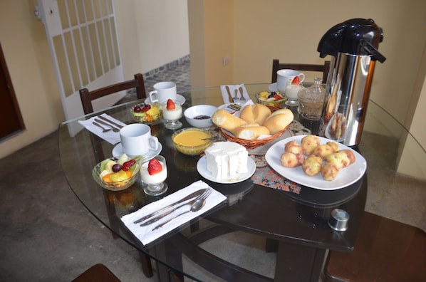 Free daily continental breakfast - Rosenverg House Lima Airport (Lima)