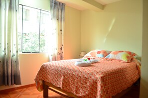 Selimut bulu angsa, brankas, meja kerja, dan ruang kerja ramah laptop