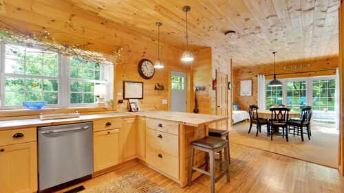 Amazing cabin in the Finger Lakes!  Hiking, wineries, restaurants..etc!  Pets ok