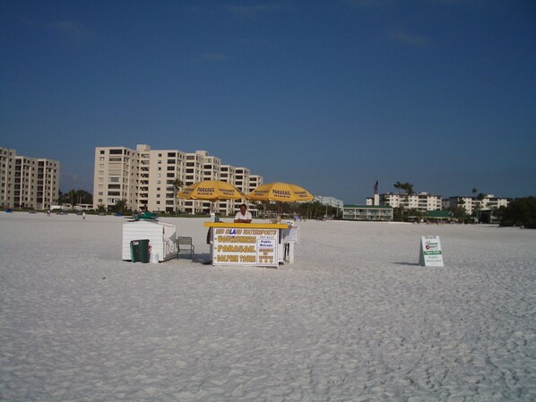 على الشاطئ، كراسي للتشمس، مناشف للشاطئ