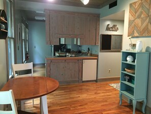 Fridge, microwave, oven, stovetop - Night Owl (B) in Downtown Eureka! (optional paid parking upon request) (Eureka Springs)