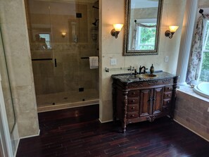 Combined shower/tub, jetted tub, towels, toilet paper