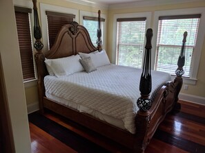5 bedrooms, iron/ironing board, WiFi, bed sheets - Gated 5BR/4.5BA House - Internet and Grill (Stone Mountain)