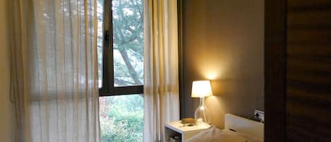 4 habitaciones, tabla de planchar con plancha, internet y ropa de cama