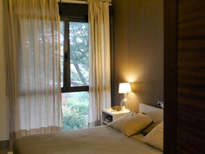 4 makuuhuonetta, silitysrauta/-lauta, internet, vuodevaatteet