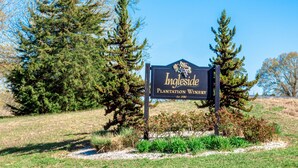 A sign for Ingleside Plantation Winery with a clear sky and trees in the background. - Colonial Beach Bay house with views & canoe (Westmoreland County)