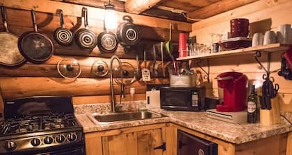 85 Dundee · Cozy Log Cabin/Private Hot Tub/Brook/Fireplace