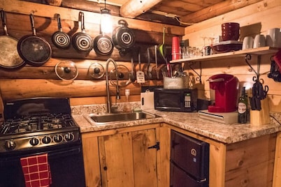 85 Dundee · Cozy Log Cabin/Private Hot Tub/Brook/Fireplace