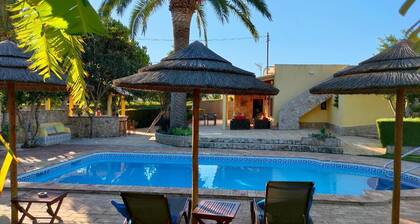 VILLA/ PRIVATE HEATED POOL; BBC; GARDENS; WI-FI; SAT./CABLE TV;AirCON; PARKING.