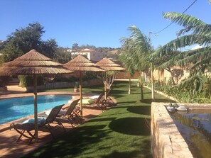 Una piscina al aire libre, una piscina climatizada