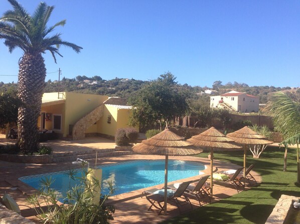 Una piscina al aire libre, una piscina climatizada