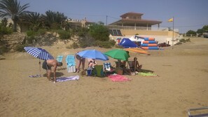 In Strandnähe, Liegestühle, Strandtücher