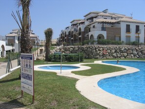 Alberca techada y alberca al aire libre