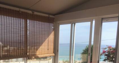 Sea and castle views, 200 m to beach, 10 mins walk to town, private garden