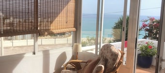 Sea and castle views, 200 m to beach, 10 mins walk to town, private garden