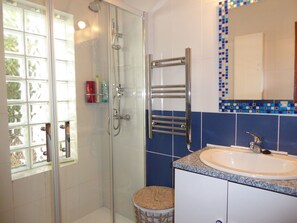 Een douche, een haardroger, handdoeken, zeep