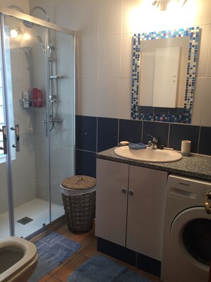 Shower, hair dryer, towels, soap - Sea and castle views, 200 m to beach, 10 mins walk to town, private garden (Peniscola)
