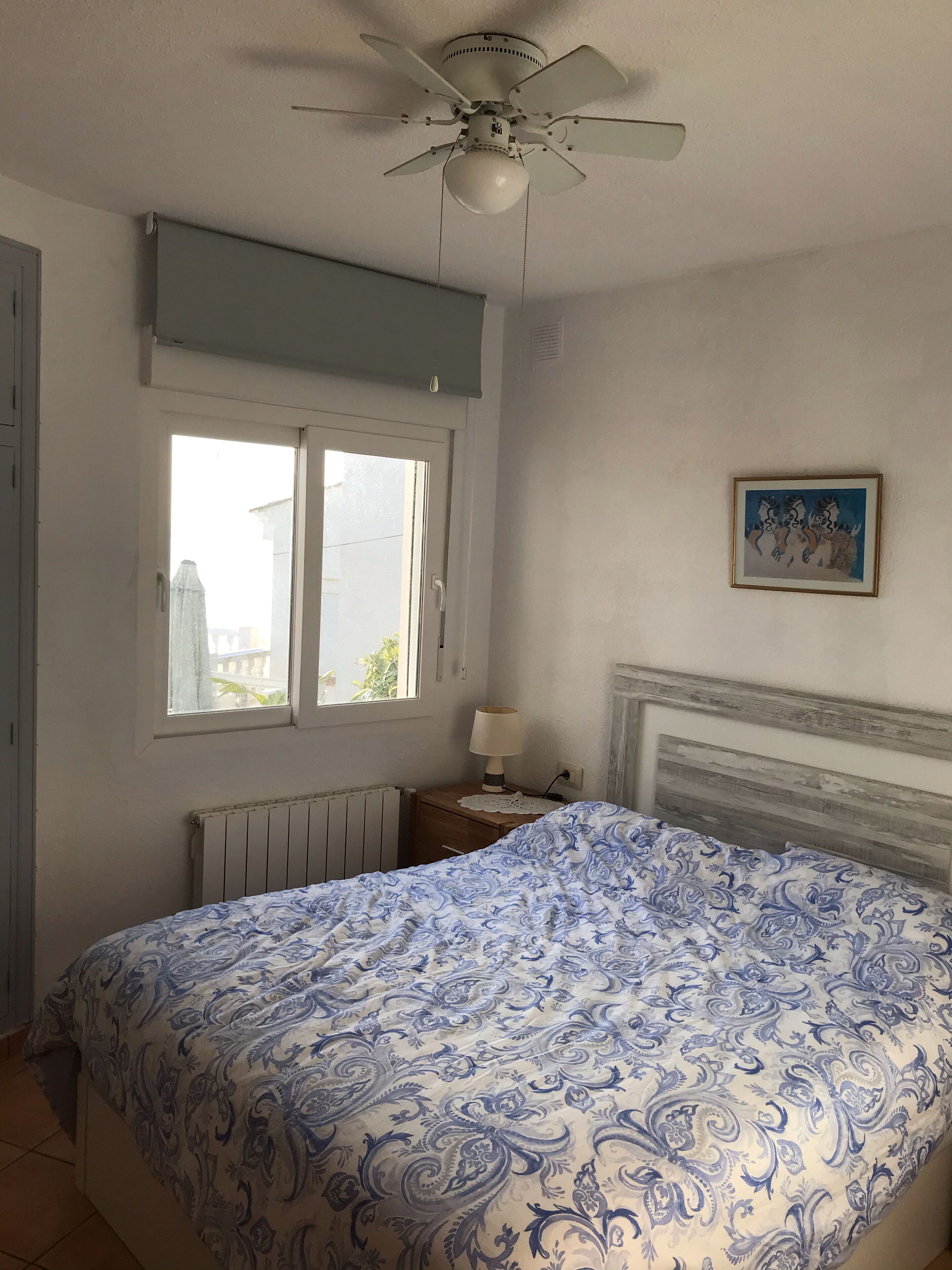 2 chambres, bureau, fer et planche à repasser, lit parapluie