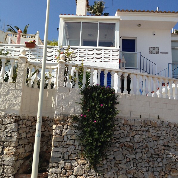 Exterior detail - Sea and castle views, 200 m to beach, 10 mins walk to town, private garden (Peniscola)