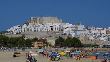 Ubicación cercana a la playa, tumbonas y toallas de playa