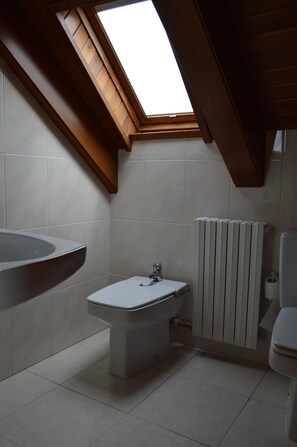 Badewanne, Haartrockner, Handtücher, Toilettenpapier