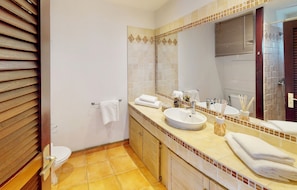 Douche, sĂšche-cheveux, serviettes fournies, papier toilette