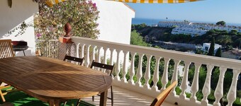 Detached house with sun view and shared pool.