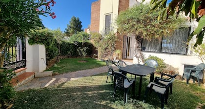 Casa con piscina comunitaria y vistas al mar.