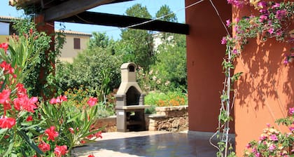 Maison mitoyenne avec Animation-Piscine-Tennis. Mer Ă 100m dans un village de vacances.