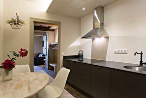 Frigorífico, microondas, lavavajillas y cafetera o tetera